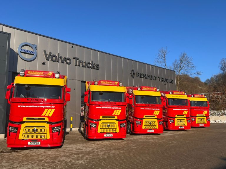Die Waldbach Gruppe hat jetzt fünf weitere Renault Trucks mit besonders komfortablen Fahrerkabinen in Empfang genommen. (Foto: Waldbach Gruppe)