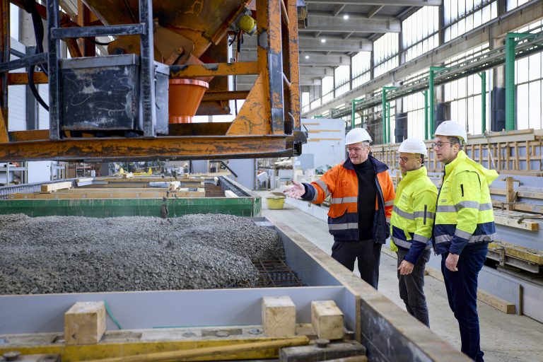 Kreislaufwirtschaft zum Anfassen: Hans-Jürgen Büscher (links), Geschäftsführer der Betonwerk Büscher GmbH & Co. KG in Heek, erklärt die Fertigung aus recyceltem Beton. Das Unternehmen ist ein Best-Practice-Beispiel im Projekt „Kreislaufwirtschaftsregion Münsterland“. (Foto: Münsterland e.V./Philipp Fölting)