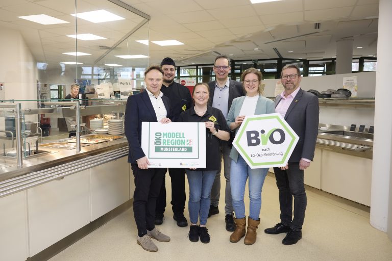 Sehen die Bio-Zertifizierung der Kreiskantine als starkes Signal (v. l.): Dr. Kai Zwicker (Landrat Kreis Borken), Geschäftsführer Pascal Hellwig und Kantinenleiterin Monika Hellwig (beide ABH OHG – Event- und Gastroservice), Andreas Grotendorst (Vorstand Münsterland e.V.), Juliane Rabe (Projektleitung Öko-Modellregion Münsterland beim Münsterland e.V.) und Dr. Gerd Eckstein (Stabsstelle Kreisentwicklung Kreis Borken). (Foto: Münsterland e.V./Philipp Fölting)