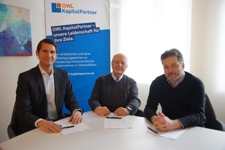 Neue Partnerschaft: (v.li.) Ingo Schneeweis (OWL KapitalPartner), Dr. Dieter Brechmann und Christian Brechmann (beide Guss-Ring). (Foto: Volksbank in Ostwestfalen eG )