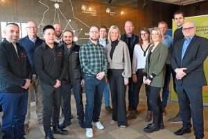 Sie werden in den kommenden Jahren gemeinschaftlich das Glasfasernetz der Stadtwerke Tecklen-burger Land bauen: Musa Hyseni, Henrik Pedersen, Siangshi-Philipp Chong, Christian Fehling und Mehmed Hyseni (Firma MAM-Bau), Alexander Hoppe, David Kemper, Melanie Rößner, Steffen Beermann (Firma Beermann), Nicole Dellbrügge, Juliette Große Gehling, Philipp Ostendorf, Richard Domin und Tobias Koch (Stadtwerke Tecklenburger Land). (Foto: SWTE)