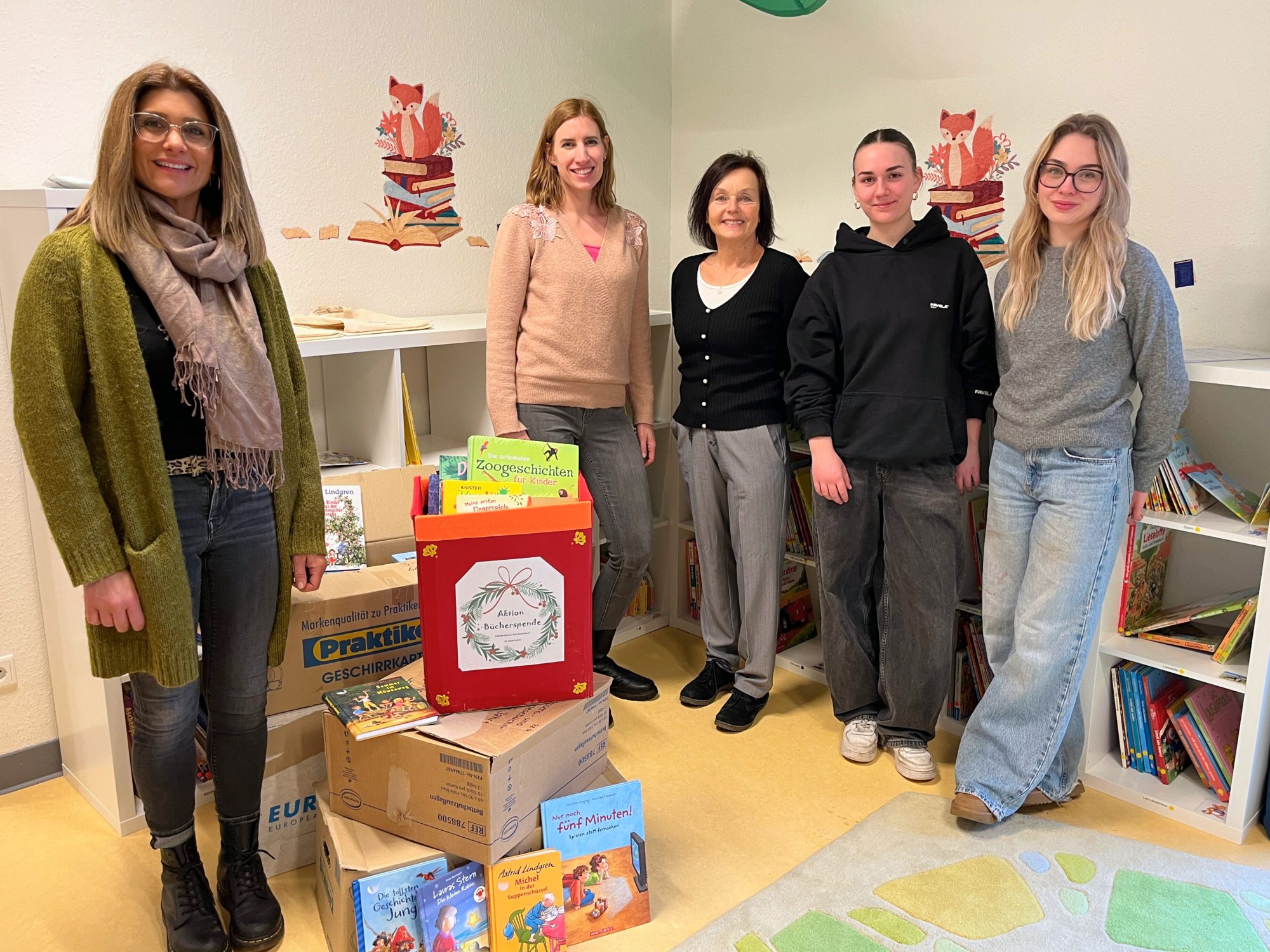 Freude über die umfangreiche Bücherspende bei allen Beteiligten (v. li.): Antonia Danapel-Knauf, Kita-Leitung Marion Gurcke, Lena Köhler, Leonie Ritter und Meryem Aslan. (Fotos: Johanniter Lippe-Höxter)