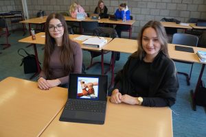 (von links nach rechts): Die Schülerinnen der Handelsschule Marina Sajan und Leonita Haradinaj bei der Durchführung des Aktionstages (Foto: HANSE-Berufskolleg)