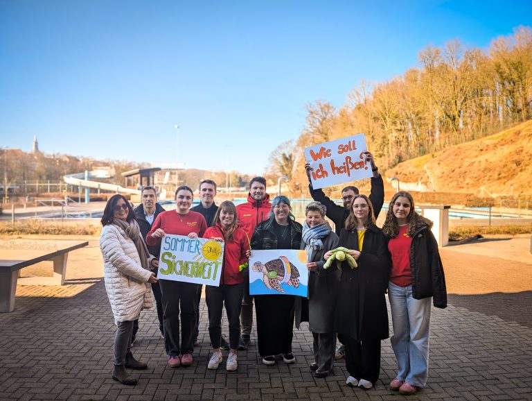 v. l.: Ulrike Kahler (Bürener Bündnis für Familie und Bildung), Bürgermeister Burkhard Schwuchow, Johanna Deneke (Jugendvorstand DLRG), Lasse Feldmann, Denise Gemsjäger und Niklas Vahle (alle DLRG) Lara Grewe, Anja Schwamborn und Jan Hoffmeister (alle Jugendpflege Büren), Antonia Suminski und Paula Wiegelmann (beide DLRG). (Foto: Stadt Büren)