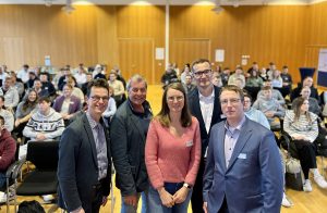 Die Organisatoren und Jurymitglieder freuen sich über die hervorragende Resonanz (v.l.n.r): Matthias Carl (IHK Lippe), Klaus Meyer (Energie Impuls OWL), Gabriele Paßgang (Effizienz-Agentur NRW), Arne Potthoff (IHK Ostwestfalen) und Thomas Becker (Sparkasse Paderborn-Detmold-Höxter). (Foto: IHK Lippe)
