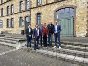 Jan Niklas Busch, Prof. Dr. Marcus Seifert (beide Logis.Net - Hochschule Osnabrück), Josef Högemann (LWS Lappwald-bahn Service GmbH), Anna Niehaus (pro Wirtschaft GT GmbH), Thomas Serries (WIGOS Wirtschaftsförderungsge-sellschaft Osnabrücker Land mbH), Christian Holterhues (Wirtschaftsförderungs- und Entwicklungsgesellschaft Stein-furt mbH (WESt)) /Foto: Lea Borgelt, Wissenschaftliche Assistenz Prof. Dr. Seifert LOGIS.NET - Hochschule Osnabrück)