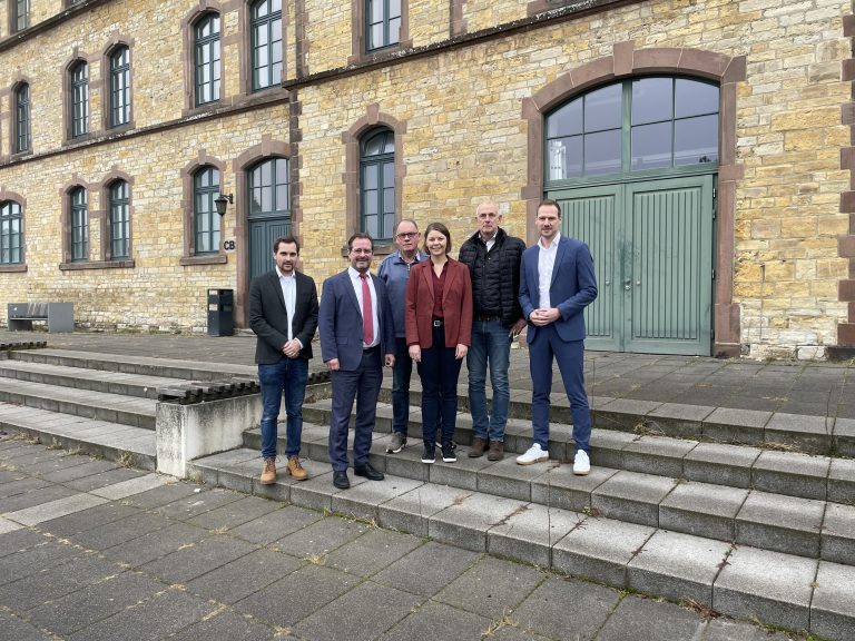 Jan Niklas Busch, Prof. Dr. Marcus Seifert (beide Logis.Net - Hochschule Osnabrück), Josef Högemann (LWS Lappwald-bahn Service GmbH), Anna Niehaus (pro Wirtschaft GT GmbH), Thomas Serries (WIGOS Wirtschaftsförderungsge-sellschaft Osnabrücker Land mbH), Christian Holterhues (Wirtschaftsförderungs- und Entwicklungsgesellschaft Stein-furt mbH (WESt)) /Foto: Lea Borgelt, Wissenschaftliche Assistenz Prof. Dr. Seifert LOGIS.NET - Hochschule Osnabrück)