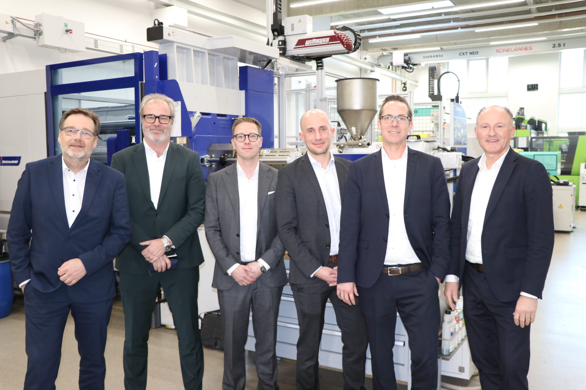 Auf dem Bild v.r. Andreas Balla, Sven Braatz, Dr. Fabian Schleithoff, Felix Schmolke Thomas Bücker und Albrecht Weipert, nicht auf dem Bild sind Herr Martin Herms und Herr Dr. Michael Neumann (Foto: Kunststoff-Institut Lüdenscheid)