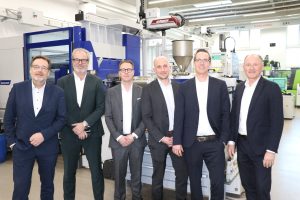 Auf dem Bild v.r. Andreas Balla, Sven Braatz, Dr. Fabian Schleithoff, Felix Schmolke Thomas Bücker und Albrecht Weipert, nicht auf dem Bild sind Herr Martin Herms und Herr Dr. Michael Neumann (Foto: Kunststoff-Institut Lüdenscheid)