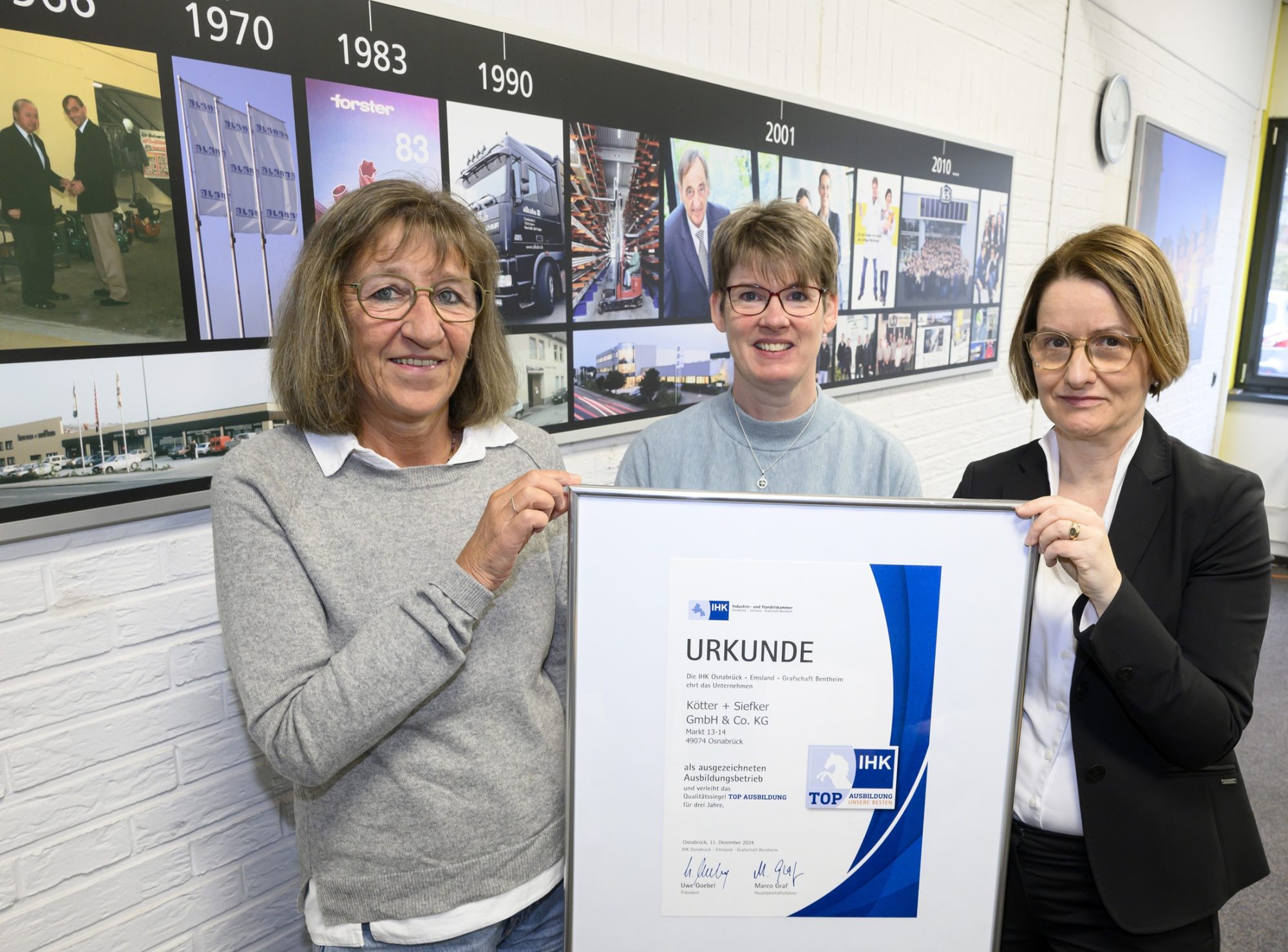 (v.l.) Geschäftsführerin Hildegard Siefker und Ausbildungsleiterin Kendra Huge freuen sich über die Urkunde aus den Händen von Juliane Hünefeld-Linkermann, IHK. (Foto: IHK)
