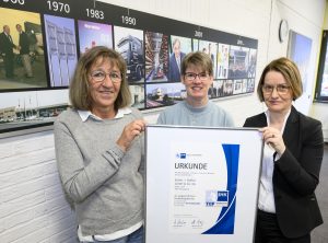(v.l.) Geschäftsführerin Hildegard Siefker und Ausbildungsleiterin Kendra Huge freuen sich über die Urkunde aus den Händen von Juliane Hünefeld-Linkermann, IHK. (Foto: IHK)
