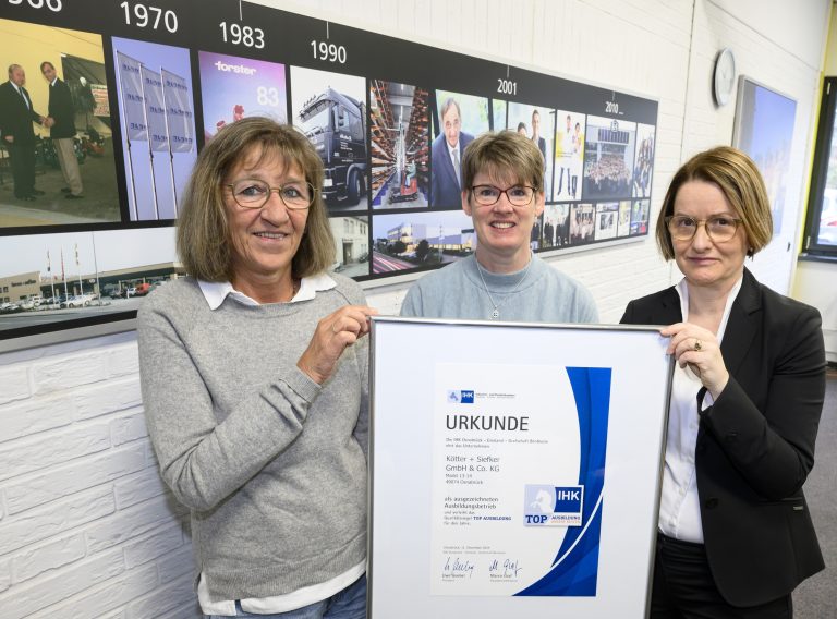 (v.l.) Geschäftsführerin Hildegard Siefker und Ausbildungsleiterin Kendra Huge freuen sich über die Urkunde aus den Händen von Juliane Hünefeld-Linkermann, IHK. (Foto: IHK)