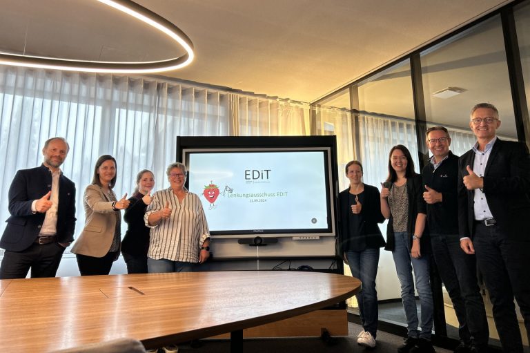 Freuen sich über die "geräuschlose" Softwareeinführung: Finanz- und IT-Vorstand Dr. Jan Keller (links), Leiter Finanz- und Rechnungswesen Klaus Kotte (rechts), Projektleiterin Daniela Weber (4. von rechts) von der Vereinigten Hagelversicherung, Stephanie Runge (2. von links) von Diamant Software sowie das Projektteam (Foto: Diamant Software GmbH)