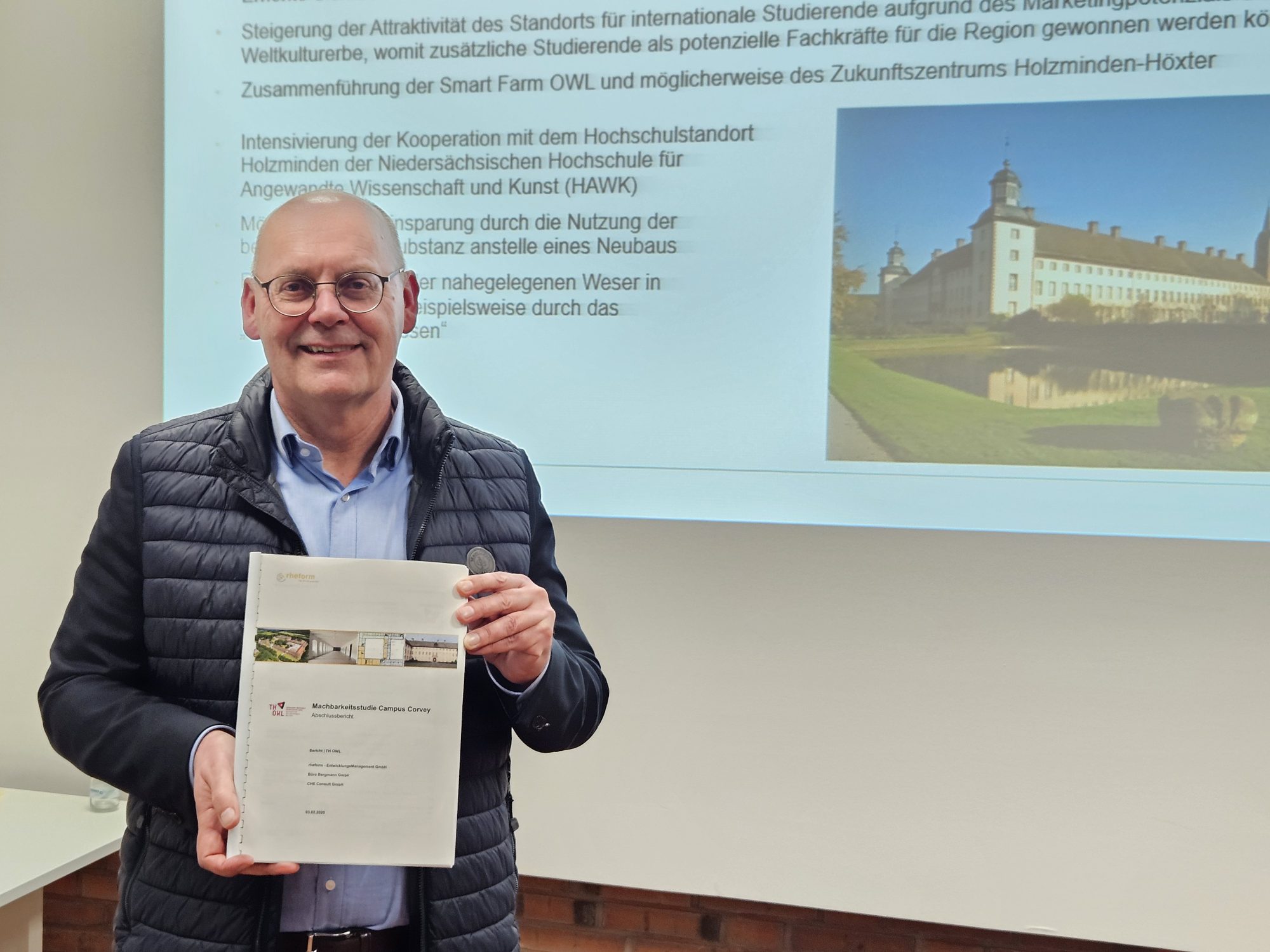 Bernd Klöver, CHE-Consult, präsentierte am Donnerstag, 13. Februar, die wichtigsten Ergebnisse, die das aus rheform – EntwicklungsManagement GmbH, CHE-Consult GmbH und Büro Bergmann GmbH bestehende Konsortium erarbeitet hatte. (Foto: TH OWL)