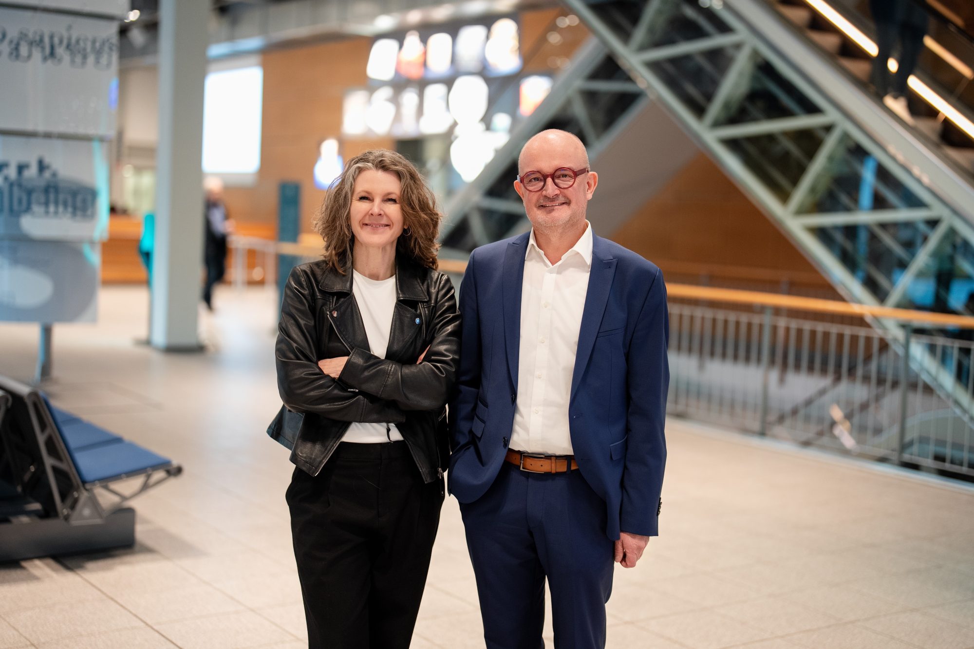 Gastrednerin Anna Kopp, IT Director und Niederlassungsleiterin von Microsoft Deutschland, und Andreas Speith, Geschäftsführer von Westfalen Weser, beim Westfalen Weser Forum 2025. (Foto: Westfalen Weser)