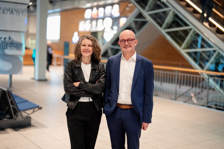 Gastrednerin Anna Kopp, IT Director und Niederlassungsleiterin von Microsoft Deutschland, und Andreas Speith, Geschäftsführer von Westfalen Weser, beim Westfalen Weser Forum 2025. (Foto: Westfalen Weser)