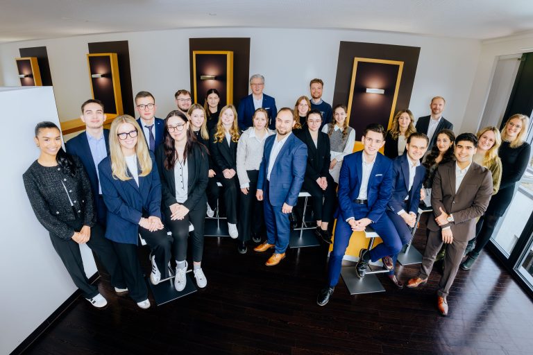 Die „fertigen“ Auszubildenden der VerbundVolksbank OWL mit dem Vorstandsvorsitzenden Ansgar Käter (hinten Mitte), Timo Schücker, Leiter Personalmanagement (hinten rechts) und den beiden Ausbildungsreferentinnen Michaela Mönig (r.) und Laura Müller (2. v. r.). (Foto: VerbundVolksbank OWL eG)