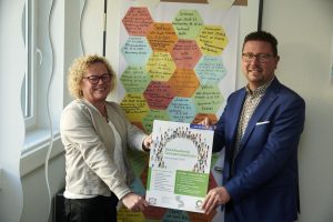 10 Jahre WerkAkademie der MaßArbeit: Vorstand Lars Hellmers und Jobcoach Roswitha Rahe in der WerkAkademie Georgsmarienhütte. (Foto: MaßArbeit / Uwe Lewandowski)