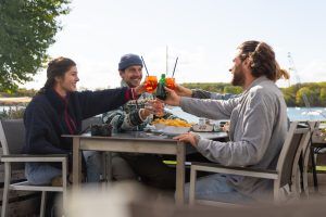 Geselligkeit und Austausch in der Gastronomie – die Workshopreihe unterstützt Betriebe bei zukunftsfähigen Strategien. (Foto: Münsterland e.V. )