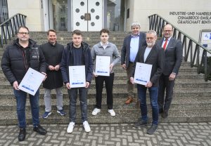 Freuen sich über die herausragenden Leistungen (v.l.): Dirk Hömer, Ausbildungsleiter der Schäfer GmbH & Co. KG, IHK-Hauptgeschäftsführer Marco Graf, Bundesbester Tobias Flacke, Alexander Kiewitt, Ausbilder, Emsland Flour Mills GmbH & Co. KG, Werner Kremer, Ausbildungsleiter, und Jürgen Gerdes, Manager der Nordland Papier GmbH Dörpen und IHK-Präsident Uwe Goebel. (Foto: IHK/Hermann Pentermann)