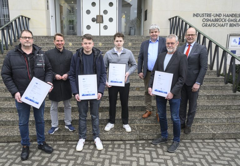 Freuen sich über die herausragenden Leistungen (v.l.): Dirk Hömer, Ausbildungsleiter der Schäfer GmbH & Co. KG, IHK-Hauptgeschäftsführer Marco Graf, Bundesbester Tobias Flacke, Alexander Kiewitt, Ausbilder, Emsland Flour Mills GmbH & Co. KG, Werner Kremer, Ausbildungsleiter, und Jürgen Gerdes, Manager der Nordland Papier GmbH Dörpen und IHK-Präsident Uwe Goebel. (Foto: IHK/Hermann Pentermann)