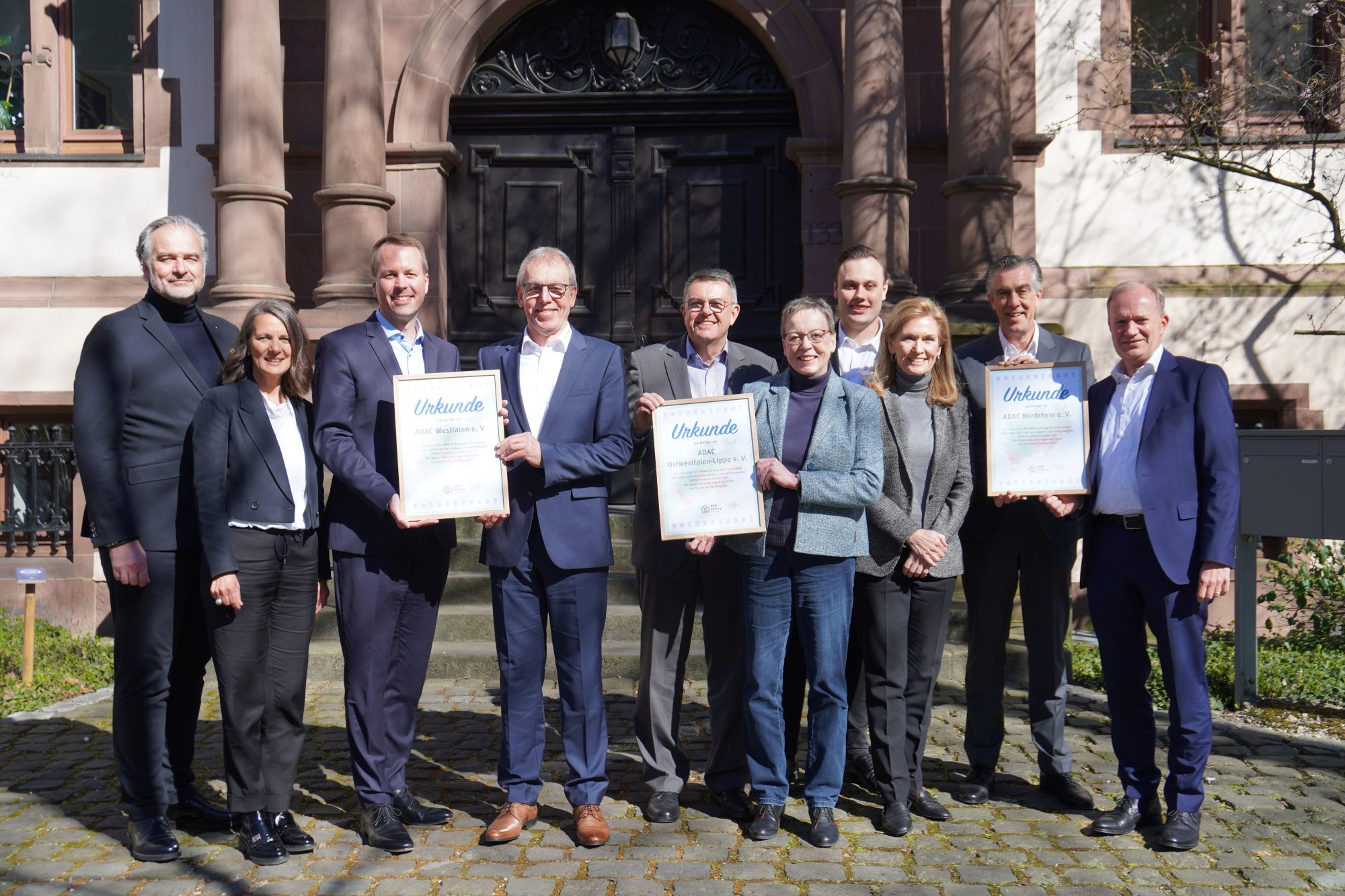 v.l.n.r. Ferry M. Franz, Geschäftsführer des ADAC Westfalen e. V., Heike Ellermann, Bereichsleiterin Touristik des ADAC Westfalen e. V., Stefan Ast, Geschäftsführer des Fördervereins NRW-Stiftung, Bernd Kurzweg, Vorstandsvorsitzender des ADAC Westfalen e. V., Martin Freidank, Geschäftsführer des ADAC Ostwestfalen-Lippe e. V., Marianne Thomann-Stahl, Stellvertretende Vorsitzende des Fördervereins NRW-Stiftung, Florian Lange, Teamleiter Touristik des ADAC Ostwestfalen-Lippe e. V., Jacqueline Grünewald, Geschäftsführerin des ADAC Nordrhein e. V., Thomas Hellemann, Vorstand Mitgliedsleistungen des ADAC Nordrhein e. V. sowie Michael Breuer, Vorsitzender des Fördervereins NRW-Stiftung. (Foto: NRW-Stiftung)