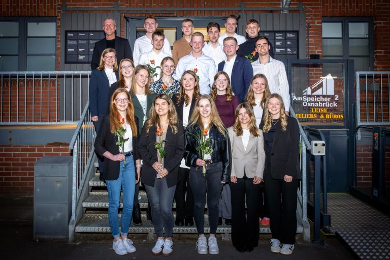 Die Absolventen feierten gemeinsam mit Prof. Dr. Christian Kröger (Hochschule Osnabrück) und Sonja Splittstößer (VWA; beide hinten links) ihren Erfolg. (Foto: FASZINATIONS-FOTOGRAFIE by Holger Bulk)