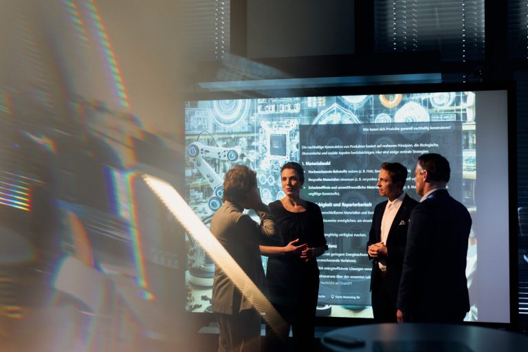 Der neue Masterstudiengang Business Innovation & Technology bereitet auf eine Tätigkeit an den Schnittstellen von BWL und Technologie in mittleren und großen Unternehmen oder öffentlichen Institutionen vor, etwa im Innovationsmanagement, Inhouse Consulting, Projekt- und Prozessmanagement oder der Digitalen Transformation. (Foto: P. Pollmeier / HSBI)