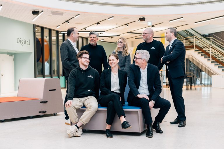 Convention-Partnerschaft für Bielefeld: (v. l.) Martin Knabenreich (Bielefeld Marketing), Steffen Neugebauer (Ravensberger Park Veranstaltungs GmbH), Sascha Berg (Lokschuppen), Johanna Köthenbürger (Steigenberger Hotel Bielefelder Hof), Mia Reckersdrees (Bielefeld Marketing), Stephan Kipp (Stadthalle Bielefeld), Marcel Lossie (Lokschuppen) und Kay Dubbert (Gastico Catering); es fehlen: Ilka Silvera (Legere Hotel) und Britta Groß (Mercure Hotel). (Foto: Bielefeld Marketing GmbH | Michael Adamski)