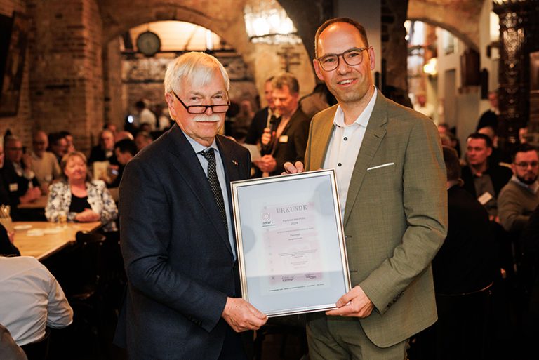 Urkundenübergabe durch Herrn Dr. Paul Kellerwessel, Vertreter AKW an Herrn Markus Rehm, Vertriebsleiter DACH fetra (Foto: ZHH/Christoph Kawan)