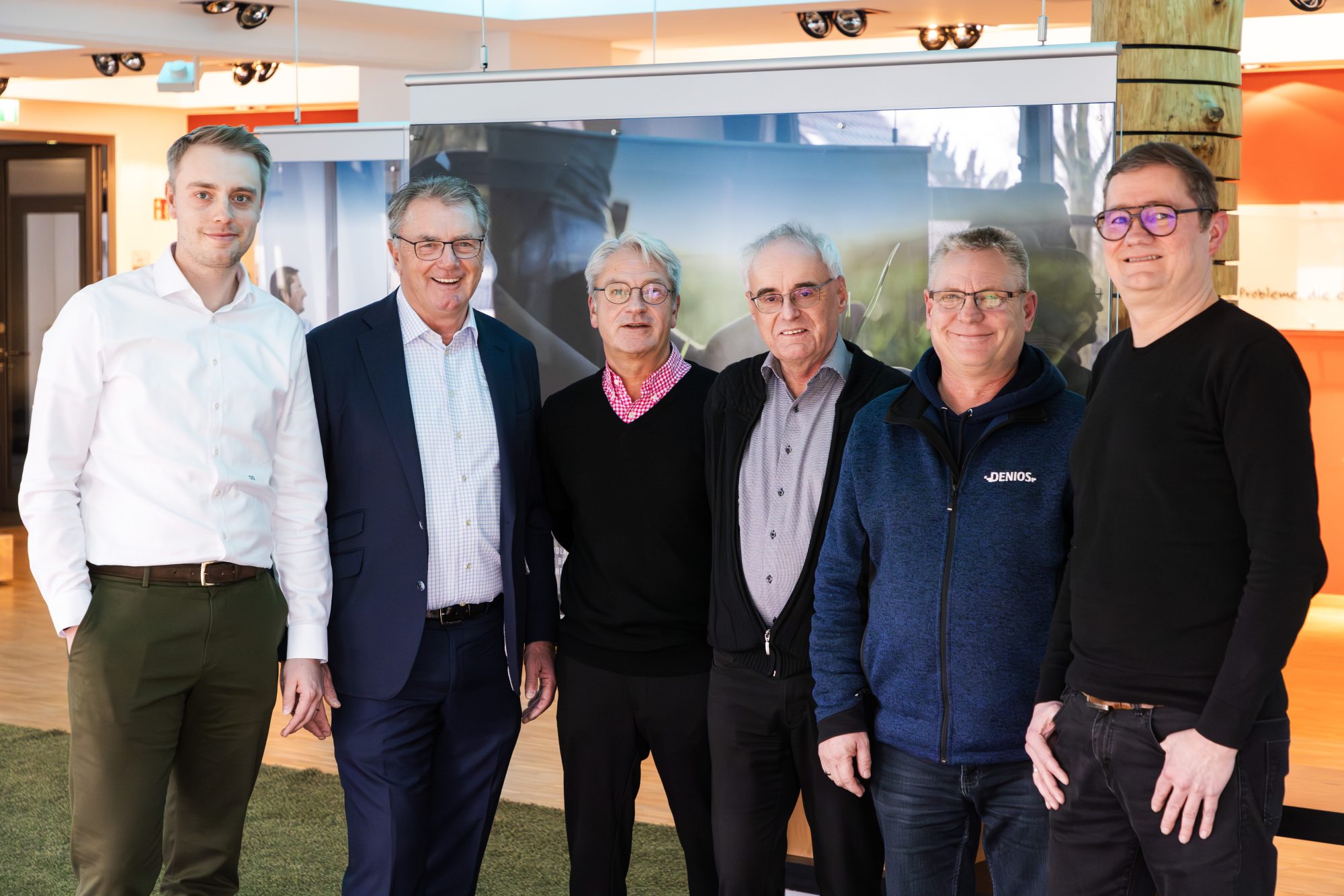 Strahlende Jubilare: Dominik und Helmut Dennig gratulieren ihren Mitarbeitern Oliver Tacke, Ralf Gaus, Michael Boldt und Oliver Hagemann (v.l.n.r.) (Foto: DENIOS)