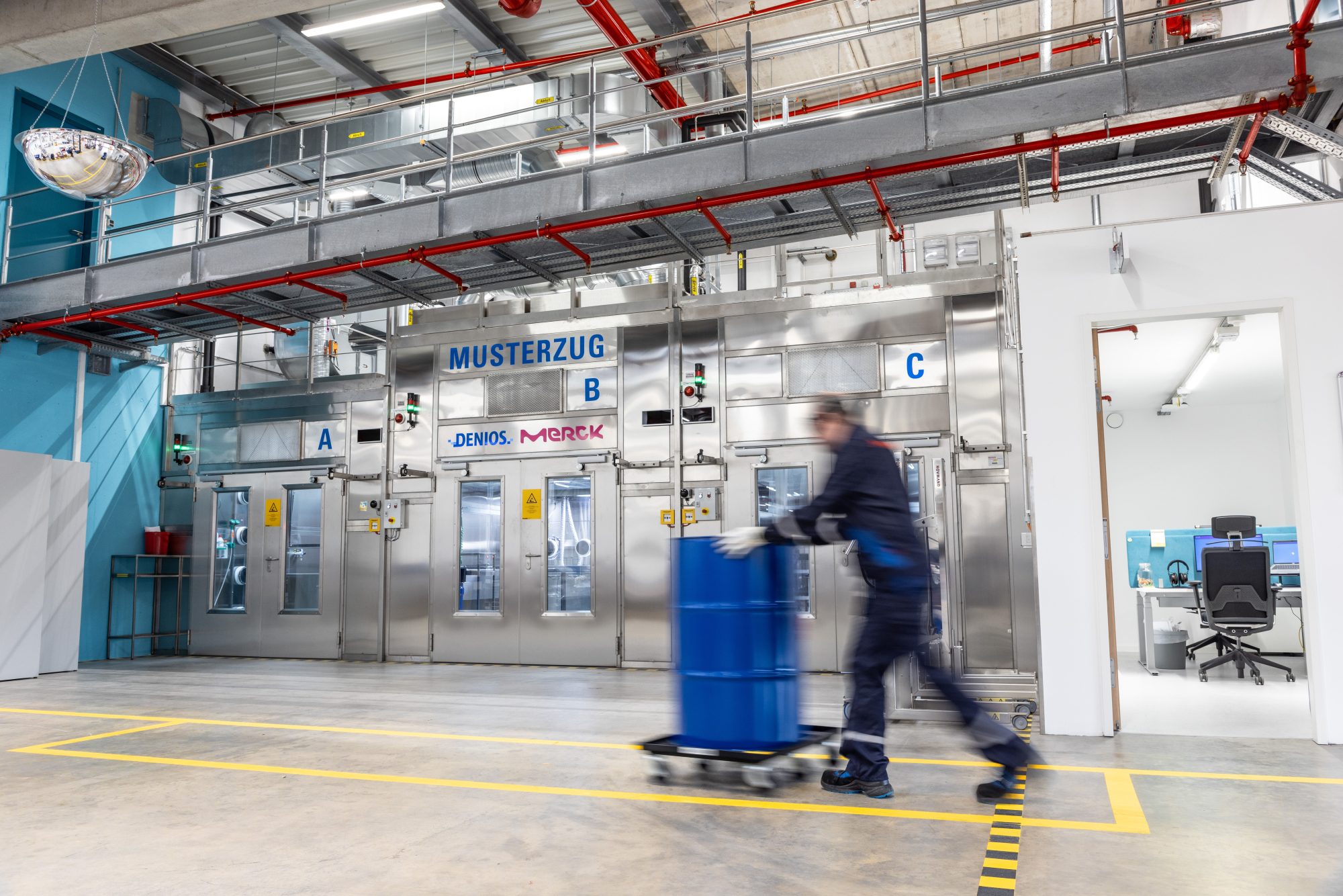 Der Musterzug ist in drei Funktionsbereiche unterteilt, die auf die Anforderungen und Gefahrgutklassen der jeweiligen Stoffe ausgelegt sind (Foto: DENIOS)