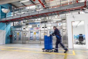 Der Musterzug ist in drei Funktionsbereiche unterteilt, die auf die Anforderungen und Gefahrgutklassen der jeweiligen Stoffe ausgelegt sind (Foto: DENIOS)