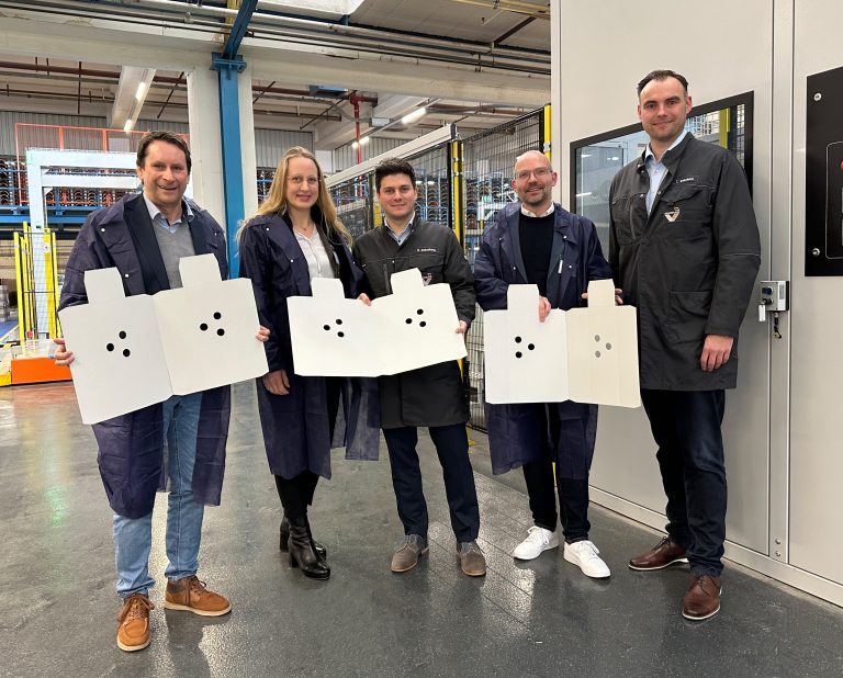 Samtgemeindebürgermeister Michael Bürgel (li.), Landrätin Anna Kebschull und WI-GOS-Geschäftsführer Peter Vahrenkamp (4. v. li.) bekamen bei einem Rundgang einen Einblick in die Produktion von Verpackungen. Geschäftsführender Gesell-schafter Nicholas Delkeskamp (Mitte) und Prokurist Thorsten Weissbeck informier-ten die Gäste über die aktuellen Herausforderungen (Foto: Sandra Joachim-Meyer)