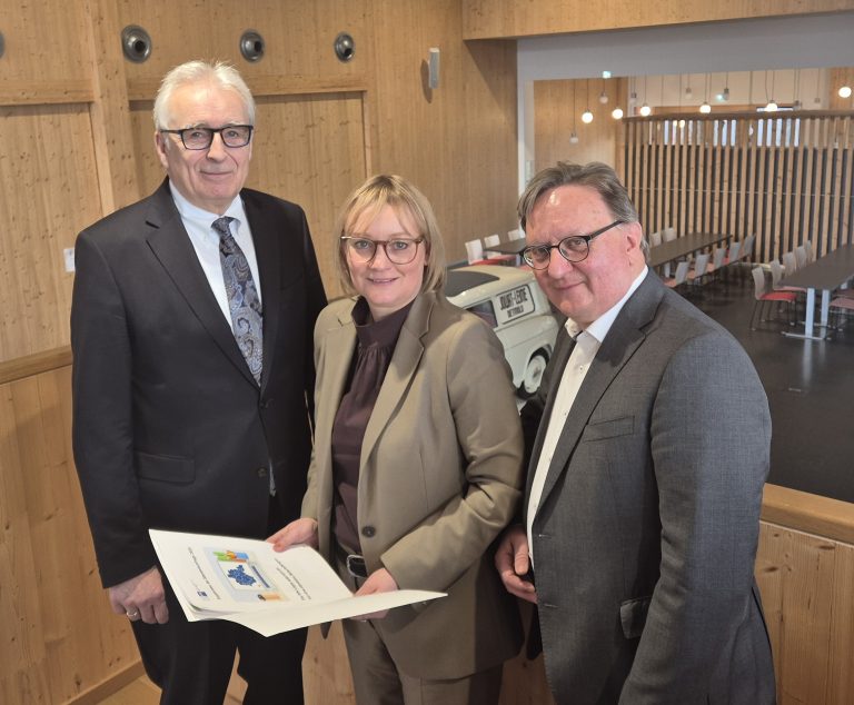 So steht es um den Wirtschaftsstandort Lippe. IHK-Präsident Volker Steinbach, IHK-Hauptgeschäftsführerin Svenja Jochens und Ralf Nitschke, Vorstand der Jowat SE in Detmold (v.l.n.r.) stellen die Ergebnisse der IHK-Standortumfrage 2025 vor (Foto: IHK Lippe)