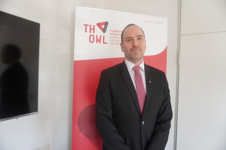 Dr. Markus Sauer Dr. Sauer (48) tritt zum 1. April seine Professur für Erneuerbare Energien und dezentrale Energieversorgung am Fachbereich Umweltingenieurwesen und Angewandte Informatik der TH OWL an. (Foto: TH OWL)