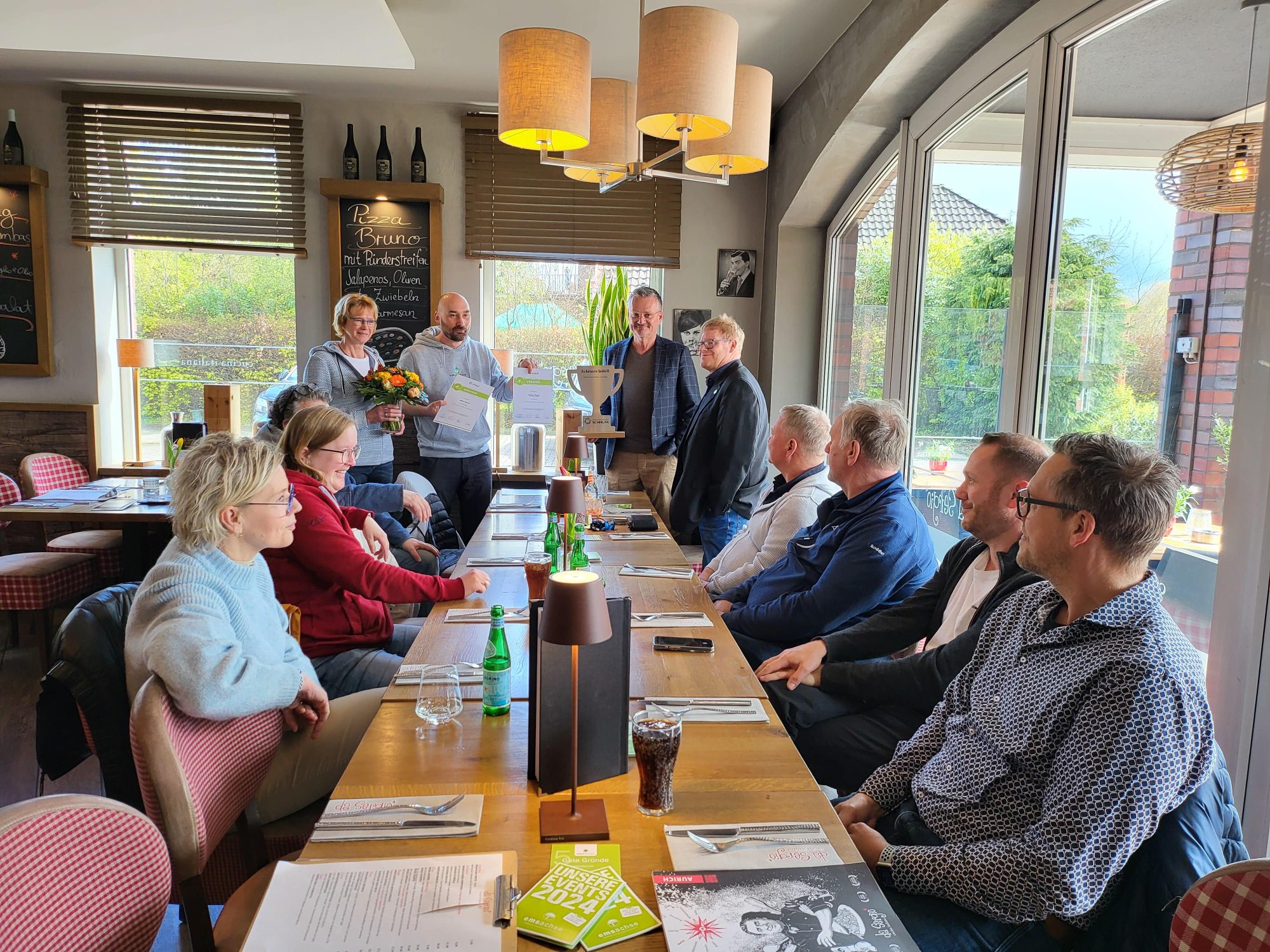 Aurich Schirum: Projektmanager Aiko Hinrichs ehrt mit Schirumer Unternehmen Boßelkönig Thomas Meyer beim Mittagsforum. Foto: Wachstumsregion Ems-Achse (Foto: Wachstumsregion Ems-Achse)