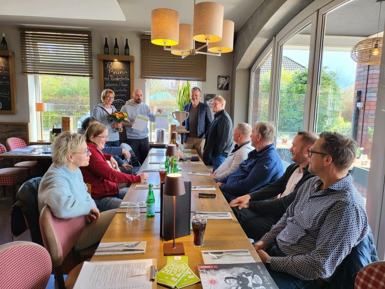 Aurich Schirum: Projektmanager Aiko Hinrichs ehrt mit Schirumer Unternehmen Boßelkönig Thomas Meyer beim Mittagsforum. Foto: Wachstumsregion Ems-Achse (Foto: Wachstumsregion Ems-Achse)