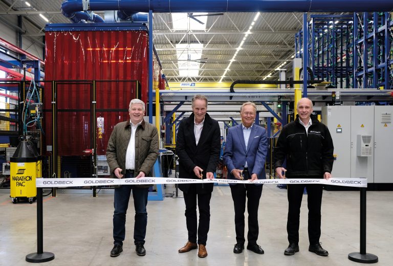 (v. l. n. r.) Axel Kronsbein (Werksleiter Bielefeld), Jörg-Uwe Goldbeck (Geschäftsführender Gesellschafter), Ortwin Gold-beck (Goldbeck-Gründer) und Dr. Wulf Härtel (Geschäftsführer Goldbeck Bauelemente Bielefeld GmbH) durchschnitten ge-meinsam das Band bei der Einweihungsfeier der Halle 6 in Bielefeld am 07.03.2024. (Foto: Goldbeck GmbH)