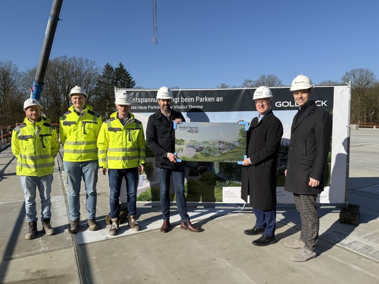 Freuen sich über das Richtfest des Parkhauses der VitaSol Therme: (v.l.) Bauleiter Stephan Lemmen, Projektleiter Tim Peitzmeier, Verkaufsingenieur Jochen Tacke von Goldbeck, der Geschäftsführer VitaSol Therme Pete Bayer, der Geschäftsführer der Kannewischer Collection Dr. Stefan Kannewischer und Andreas Isenbeck Leiter der Goldbeck-Niederlassung Bielefeld. (Foto: GOLDBECK GmbH, VitaSol Therme GmbH)