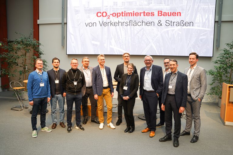Die Referenten von links nach rechts (Foto 02): Marc Fricke, Aerogel-it GmbH, Giorgio Ponte, ecoLocked GmbH, Frank Albrecht, B2SQUARE GmbH, Axel Preuß, CarStorCon Technologies GmbH, Prof. Dr.-Ing. Heiko Meinen, Mark Gieseke, Gieseke GmbH, Sandra Weigel, Bundesanstalt für Materialforschung und -prüfung (BAM), Prof. Dr.-Ing. Hans-Hermann Weßelborg, Stephan Harnischfeger, aspha-min GmbH, Michael Bieder, HeideHanf, Jonas Varga, Ecopals GmbH (Foto: Gieseke mbH)