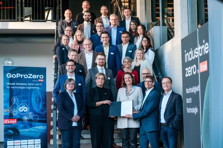 Ein starkes Konsortium: Vertreter:innen der 14 Partner des it's OWL Projekts GoProZero waren bei der Übergabe des Förderbescheids durch NRW-Ministerin Mona Neubaur vertreten. (Foto: it's OWL)