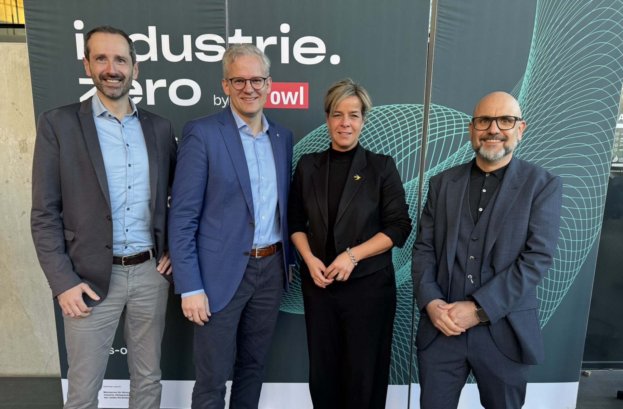 (v.l.n.r) Alexander Boschmann, Technologieentwickler bei Weidmüller, Dr. Sebastian Durst, Vorstandsvorsitzender der Weidmüller Gruppe, Mona Neubaur, Ministerin für Wirtschaft, Industrie, Klimaschutz und Energie des Landes Nordrhein-Westfalen, und Mark Edler, Leiter des Bereichs Global Environment, Health and Safety bei Weidmüller, bei der Veranstaltung zur Übergabe des Förderbescheids an die GoProZero-Projektbeteiligten. (Foto: Weidmüller)