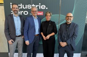 (v.l.n.r) Alexander Boschmann, Technologieentwickler bei Weidmüller, Dr. Sebastian Durst, Vorstandsvorsitzender der Weidmüller Gruppe, Mona Neubaur, Ministerin für Wirtschaft, Industrie, Klimaschutz und Energie des Landes Nordrhein-Westfalen, und Mark Edler, Leiter des Bereichs Global Environment, Health and Safety bei Weidmüller, bei der Veranstaltung zur Übergabe des Förderbescheids an die GoProZero-Projektbeteiligten. (Foto: Weidmüller)