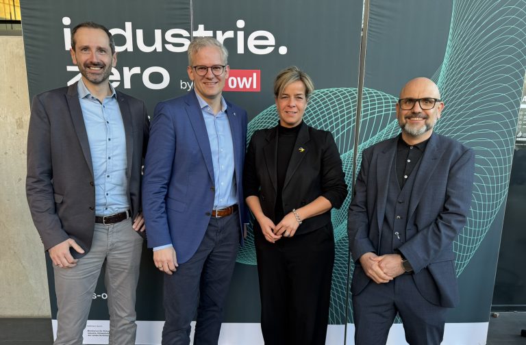 (v.l.n.r) Alexander Boschmann, Technologieentwickler bei Weidmüller, Dr. Sebastian Durst, Vorstandsvorsitzender der Weidmüller Gruppe, Mona Neubaur, Ministerin für Wirtschaft, Industrie, Klimaschutz und Energie des Landes Nordrhein-Westfalen, und Mark Edler, Leiter des Bereichs Global Environment, Health and Safety bei Weidmüller, bei der Veranstaltung zur Übergabe des Förderbescheids an die GoProZero-Projektbeteiligten. (Foto: Weidmüller)