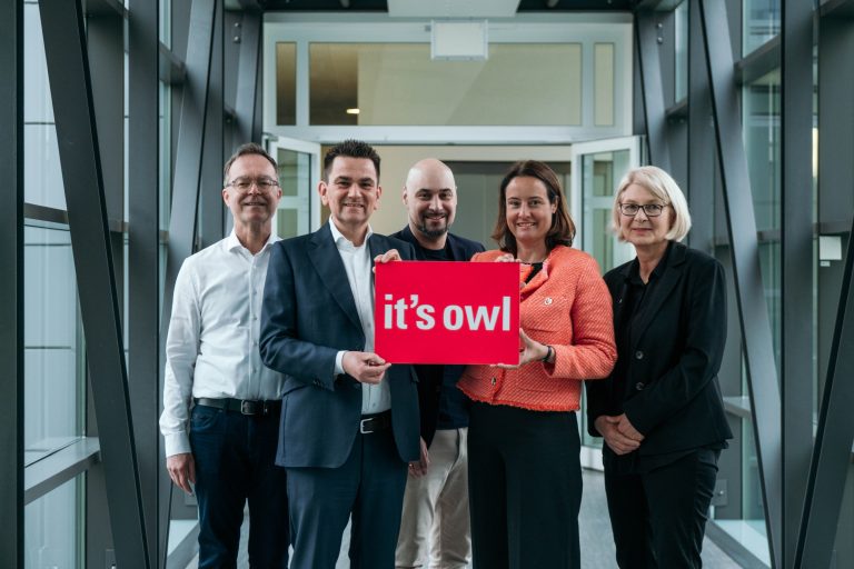 Warum it's OWL für Unternehmen vor allem in wirtschaftlich schwierigen Zeiten so wichtig ist, präsentierten (von links): Günter Korder (Geschäftsführer it's OWL), Dr. Stefan Breit (Vorsitzender des Clusterboards und Geschäftsführer bei Miele), Prof. Dr. Roman Dumitrescu (Geschäftsführer it‘s OWL und Direktor Fraunhofer IEM), Anna-Katharina Bölling (Regierungspräsidentin des Regierungsbezirks Detmold) und Prof. Dr. Ingeborg Schramm-Wölk (Vorsitzende Campus OWL und Präsidentin Hochschule Bielefeld). (Foto: it's OWL)