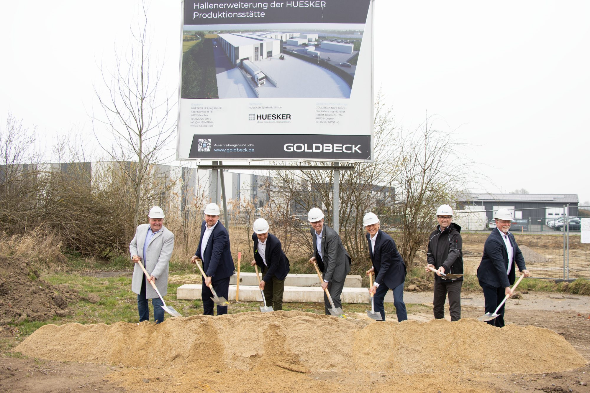 Spatenstich v.l.n.r.: Jürgen Schmude, Wirtschaftsförderung Stadt Dülmen / Sven Schröer, CSO HUESKER Synthetic GmbH / Christian Terwey, Niederlassungsleiter Goldbeck Münster / Carsten Hövekamp, Bürgermeister der Stadt Dülmen / Dr. F.- Hans Grandin, CEO HUESKER Synthetic GmbH / Rainer Brockmann, Bauamt Stadt Dülmen / Heinz-Georg Richels, Technischer Leiter HUESKER Synthetic GmbH (Foto: HUESKER Synthetic GmbH)