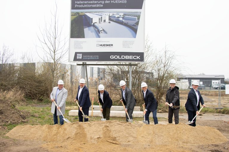 Spatenstich v.l.n.r.: Jürgen Schmude, Wirtschaftsförderung Stadt Dülmen / Sven Schröer, CSO HUESKER Synthetic GmbH / Christian Terwey, Niederlassungsleiter Goldbeck Münster / Carsten Hövekamp, Bürgermeister der Stadt Dülmen / Dr. F.- Hans Grandin, CEO HUESKER Synthetic GmbH / Rainer Brockmann, Bauamt Stadt Dülmen / Heinz-Georg Richels, Technischer Leiter HUESKER Synthetic GmbH (Foto: HUESKER Synthetic GmbH)