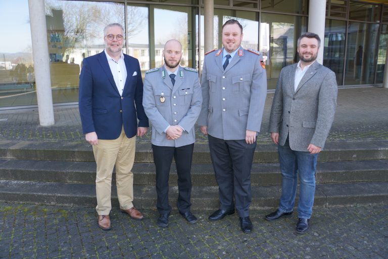(v. l. n. r.): Heiko Jucks (Schulleiter), Hauptmann Mario Kappe, Hauptmann Robin Lintemeier, Christian Hellwig (Foto: HANSE-Berufskolleg)