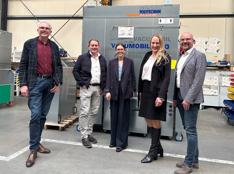 Frank Höcker (li.) und Lisa Marie Höcker (Mitte) gaben Marc Schewski, Bürgermeis-ter Hilter (2. v. li.), Landrätin Anna Kebschull und WIGOS-Geschäftsführer Peter Vahrenkamp einen Einblick in die aktuelle Entwicklung bei Höcker Polytechnik. (Foto: Sandra Joachim-Meyer)